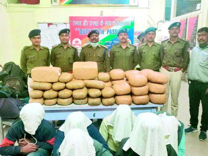 90 kg cannabis seized from Visakhapatnam-New Delhi Express | विशाखापट्टणम-नवी दिल्ली एक्स्प्रेसमधून ९० किलो गांजा जप्त  90 kg cannabis seized from Visakhapatnam-New Delhi Express | विशाखापट्टणम-नवी दिल्ली एक्स्प्रेसमधून ९० किलो गांजा जप्त