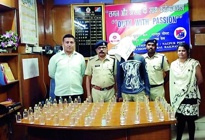 104 bottles of liquor seized at Nagpur railway station | नागपूर रेल्वे स्थानकावर दारूच्या १०४ बॉटल्स जप्त