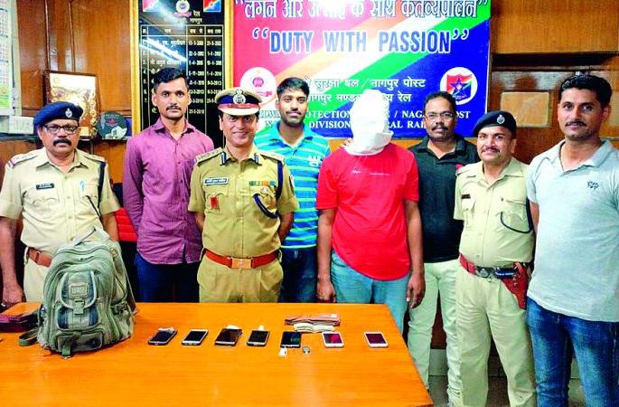 A mobile theft caught a cenestyle in two and a half minutes | मोबाईल चोराला अडीच मिनिटात सिनेस्टाईल पकडले
