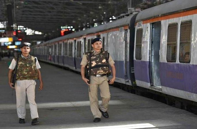 Railway Security Forces 'Operation Number Plate' | रेल्वे सुरक्षा बलाचे ‘ऑपरेशन नंबर प्लेट’  Railway Security Forces 'Operation Number Plate' | रेल्वे सुरक्षा बलाचे ‘ऑपरेशन नंबर प्लेट’