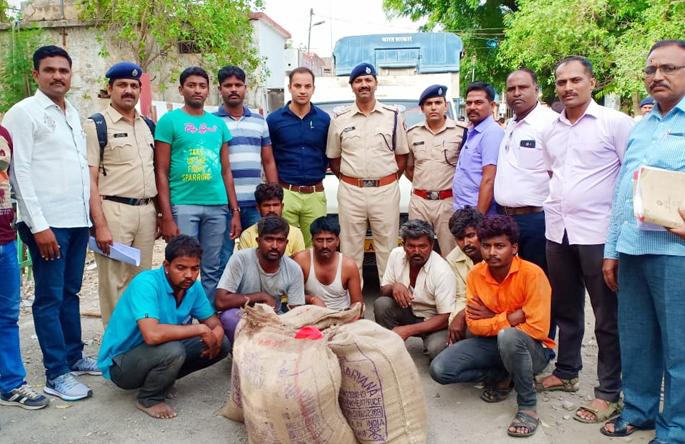 200 bags of rice stolen from the cargo hold near Solapur | मालगाडीतून चोरलेला २०० पोती तांदूळ सोलापूरजवळ पकडला 200 bags of rice stolen from the cargo hold near Solapur | मालगाडीतून चोरलेला २०० पोती तांदूळ सोलापूरजवळ पकडला