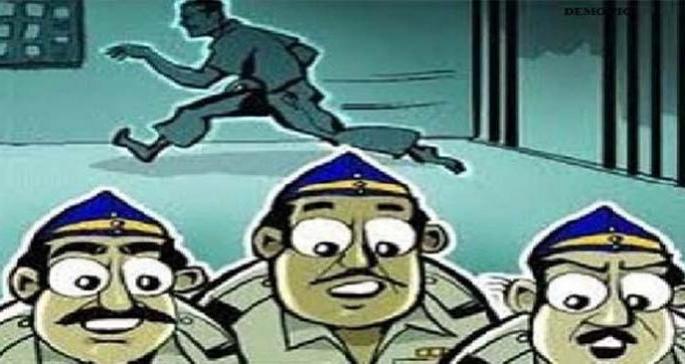 A bomber kills the prisoner while shooting a broom | झाडू मारता मारता जेलमधून कैद्याने ठोकली धूम A bomber kills the prisoner while shooting a broom | झाडू मारता मारता जेलमधून कैद्याने ठोकली धूम