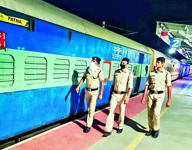 RPF inspects 66 trains in two days | दोन दिवसात आरपीएफने केली ६६ रेल्वेगाड्यांची तपासणी RPF inspects 66 trains in two days | दोन दिवसात आरपीएफने केली ६६ रेल्वेगाड्यांची तपासणी