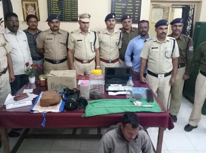 Solapur railway police action; Wildlife smugglers; Four snakes, doves, cameras, laptops seized | सोलापूर रेल्वे पोलीसांची कारवाई ; वन्यजीवांची तस्करी करणारा गजाआड; चार साप, कबुतर, कॅमेरा, लॅपटॉप जप्त Solapur railway police action; Wildlife smugglers; Four snakes, doves, cameras, laptops seized | सोलापूर रेल्वे पोलीसांची कारवाई ; वन्यजीवांची तस्करी करणारा गजाआड; चार साप, कबुतर, कॅमेरा, लॅपटॉप जप्त