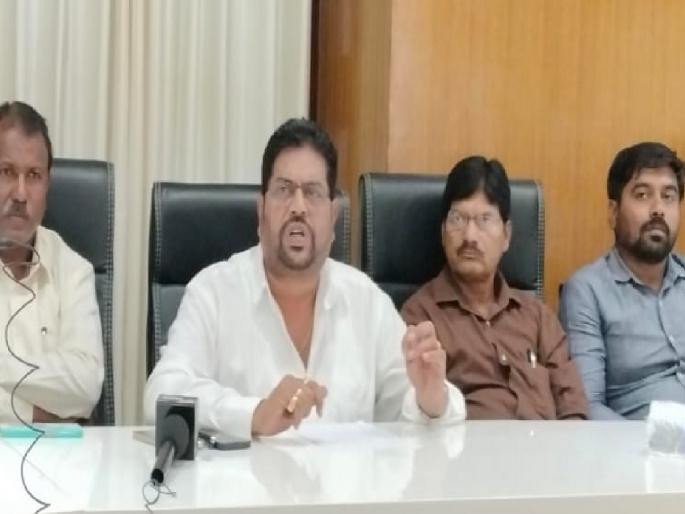 The Chief Minister should give the reason for the hasty transfer of Collectors, Ashok Gaikwad's demand | जिल्हाधिकाऱ्यांच्या तडकाफडकी बदलीचे कारण मुख्यमंत्र्यांनी द्यावे, अशोक गायकवाड यांची मागणी The Chief Minister should give the reason for the hasty transfer of Collectors, Ashok Gaikwad's demand | जिल्हाधिकाऱ्यांच्या तडकाफडकी बदलीचे कारण मुख्यमंत्र्यांनी द्यावे, अशोक गायकवाड यांची मागणी