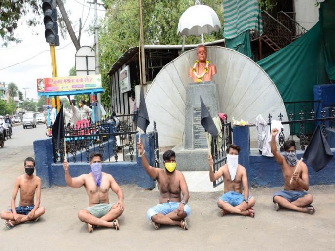 The half-naked movement of the RPI in the town; Protest against the killing of backward class youth | नगरमध्ये आरपीआयचे अर्धनग्न आंदोलन; मागासवर्गीय युवकांच्या हत्येचा निषेध The half-naked movement of the RPI in the town; Protest against the killing of backward class youth | नगरमध्ये आरपीआयचे अर्धनग्न आंदोलन; मागासवर्गीय युवकांच्या हत्येचा निषेध