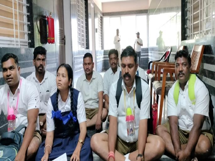 Cancel the decision to close schools with less than twenty marks immediately, Protest on behalf of the Republican Party of India (Athwale group) at the Collectorate in Satara | Satara: कलेक्तल काका, आमच्या शाला बंद कलू नका ना; रिपाइंचे कार्यकर्ते आले बोबडे बोलत अन् उड्या मारत Cancel the decision to close schools with less than twenty marks immediately, Protest on behalf of the Republican Party of India (Athwale group) at the Collectorate in Satara | Satara: कलेक्तल काका, आमच्या शाला बंद कलू नका ना; रिपाइंचे कार्यकर्ते आले बोबडे बोलत अन् उड्या मारत