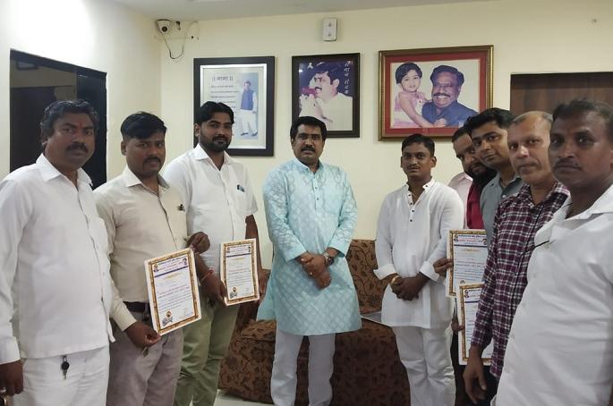 RPI(A) group cracks in Thane, many activists join RPI(Ektawadi) | ठाण्यात रिपाइं आठवले गटाला खिंडार, अनेक कार्यकर्त्यांचा रिपाइं एकतावादीमध्ये प्रवेश 