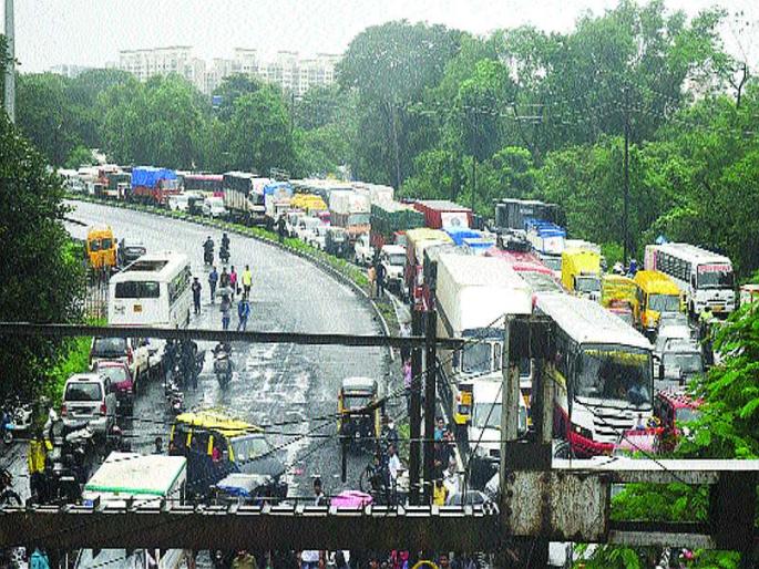 Hours of driving around the Panvel ONGC premises | पनवेल ओएनजीसी परिसरामध्ये वाहनचालकांची तासन्तास रखडपट्टी Hours of driving around the Panvel ONGC premises | पनवेल ओएनजीसी परिसरामध्ये वाहनचालकांची तासन्तास रखडपट्टी