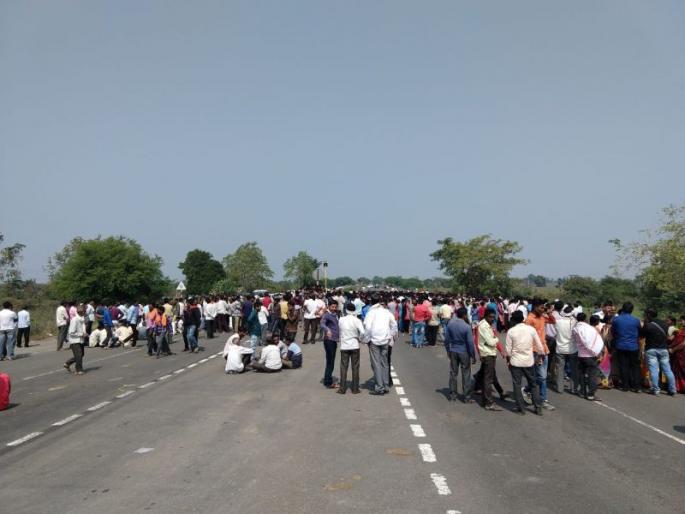 Hinganghat burning case; Stop along the national highway | हिंगणघाट जळित प्रकरण; राष्ट्रीय महामार्गावर रास्ता रोको Hinganghat burning case; Stop along the national highway | हिंगणघाट जळित प्रकरण; राष्ट्रीय महामार्गावर रास्ता रोको