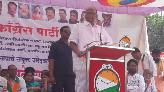 Government of moneylenders protecting industrialists by killing farmers | शेतकऱ्यांना मारून उद्योगपतींना संरक्षण देणारे धनदांडग्यांचे सरकार Government of moneylenders protecting industrialists by killing farmers | शेतकऱ्यांना मारून उद्योगपतींना संरक्षण देणारे धनदांडग्यांचे सरकार