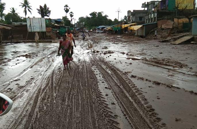 The floods in Gadchiroli is go down; Mud empire in Bhamragarh | गडचिरोलीतील पूर ओसरला; भामरागडात चिखलाचे साम्राज्य The floods in Gadchiroli is go down; Mud empire in Bhamragarh | गडचिरोलीतील पूर ओसरला; भामरागडात चिखलाचे साम्राज्य
