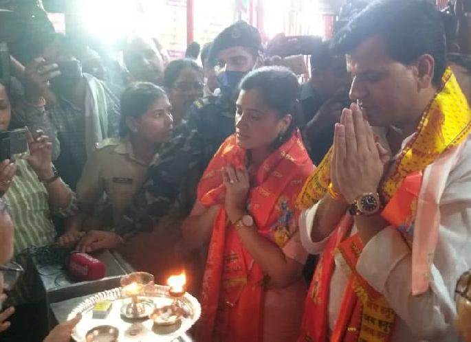 navneet rana comment on cm uddhav thackeray amid hanuman chalisa row | महाराष्ट्राला लागलेला शनी दूर व्हावा, राणा दाम्पत्याचे हनुमान चालीसा पठण; मुख्यमंत्र्यांवर साधला निशाणा