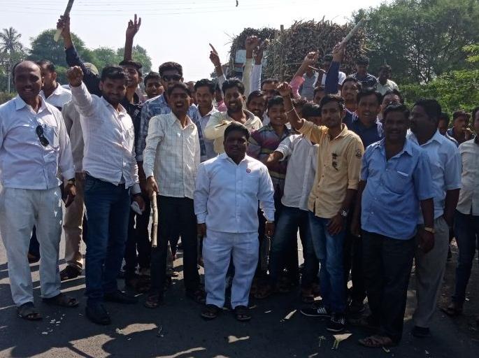 'Sugarcane our sweat, not of whose father's', farmer road stop | ‘ऊस आमच्या घामाचा, नाही कोणाच्या बापाचा’, रास्ता रोको आंदोलनात पुन्हा घुमला राहुरीकरांचा आवाज 'Sugarcane our sweat, not of whose father's', farmer road stop | ‘ऊस आमच्या घामाचा, नाही कोणाच्या बापाचा’, रास्ता रोको आंदोलनात पुन्हा घुमला राहुरीकरांचा आवाज