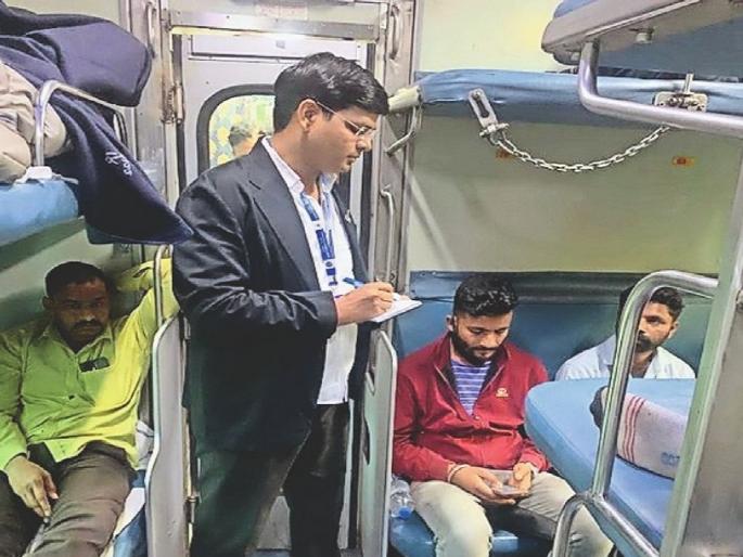 15 lakh fine from those who travel free by train | रेल्वेतून फुकट प्रवास करणाऱ्यांकडून १५ लाखांचा दंड वसूल 15 lakh fine from those who travel free by train | रेल्वेतून फुकट प्रवास करणाऱ्यांकडून १५ लाखांचा दंड वसूल