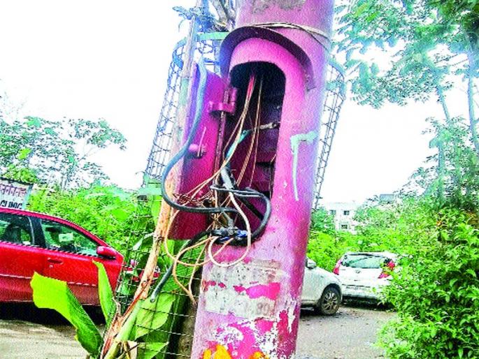 Accidental risk of accidents | अस्वच्छतेने अपघाताचा धोका Accidental risk of accidents | अस्वच्छतेने अपघाताचा धोका