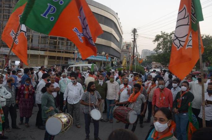 The fuss of social distance in Nagpur; Crimes against BJP MLAs, MPs and activists |  नागपुरात जल्लोषाच्या नादात सोशल डिस्टंसिंगचा फज्जा; भाजपा कार्यकर्त्यांविरुद्ध गुन्हे दाखल The fuss of social distance in Nagpur; Crimes against BJP MLAs, MPs and activists |  नागपुरात जल्लोषाच्या नादात सोशल डिस्टंसिंगचा फज्जा; भाजपा कार्यकर्त्यांविरुद्ध गुन्हे दाखल