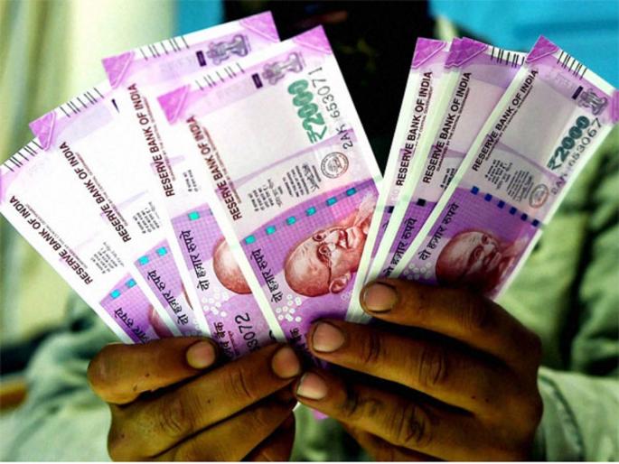 2000 notes that disappeared is again in market; 2 crore pink cash in the Chhatrapati Sambhajinagar's market every day | गायब झालेल्या २ हजाराच्या नोटा अवतरल्या; बाजारात दररोज २ कोटीची गुलाबी रोकड गल्ल्यात 2000 notes that disappeared is again in market; 2 crore pink cash in the Chhatrapati Sambhajinagar's market every day | गायब झालेल्या २ हजाराच्या नोटा अवतरल्या; बाजारात दररोज २ कोटीची गुलाबी रोकड गल्ल्यात