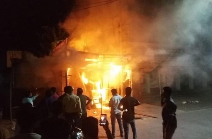 Three shops set on fire on Durga talkies road in Wardha | वर्ध्यात दुर्गा टॉकिज मार्गावरील तीन दुकानांना आग