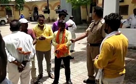 Attempted self-immolation by project victims in Yavatmal; Police vigilance averted disaster | यवतमाळात प्रकल्पग्रस्ताकडून आत्मदहनाचा प्रयत्न; पोलिसांच्या सतर्कतेने अनर्थ टळला Attempted self-immolation by project victims in Yavatmal; Police vigilance averted disaster | यवतमाळात प्रकल्पग्रस्ताकडून आत्मदहनाचा प्रयत्न; पोलिसांच्या सतर्कतेने अनर्थ टळला