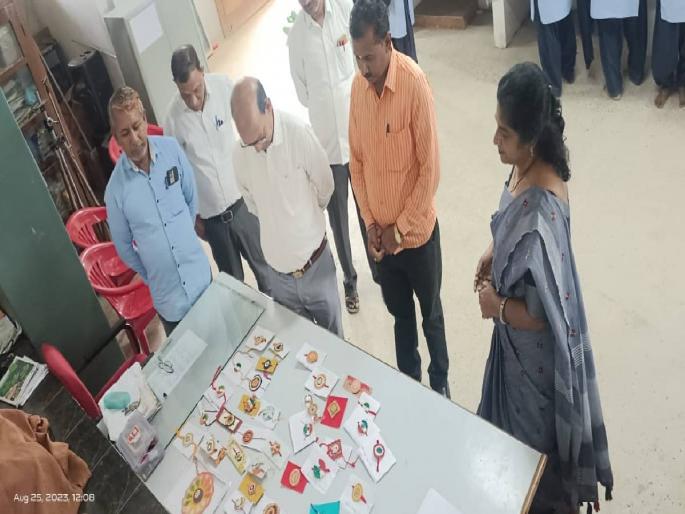 A student from Arvi sent rakhis made of pulses to the border | आर्वीतील विद्यार्थिनीनी कडधान्यापासून तयार केलेल्या राख्या पाठविल्या सीमेवर A student from Arvi sent rakhis made of pulses to the border | आर्वीतील विद्यार्थिनीनी कडधान्यापासून तयार केलेल्या राख्या पाठविल्या सीमेवर