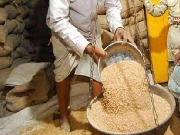 Distribution of less food from ration shopkeepers, crime against two shopkeepers in Bhiwandi | रेशन दुकानदारांकडून कमी अन्नधान्याचे वाटप, भिंवडीत दोन दुकानदारांविरुद्ध गुन्हे Distribution of less food from ration shopkeepers, crime against two shopkeepers in Bhiwandi | रेशन दुकानदारांकडून कमी अन्नधान्याचे वाटप, भिंवडीत दोन दुकानदारांविरुद्ध गुन्हे