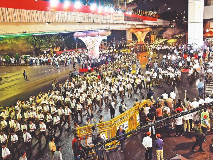 Rashtriya Swayamsevak Sangh volunteerstook out a historic procession on Saturday evening | शिस्त-लयबद्धतेचा संगम, संघाचे नागपुरात ऐतिहासिक पथसंचलन; हजारो स्वयंसेवक सहभागी