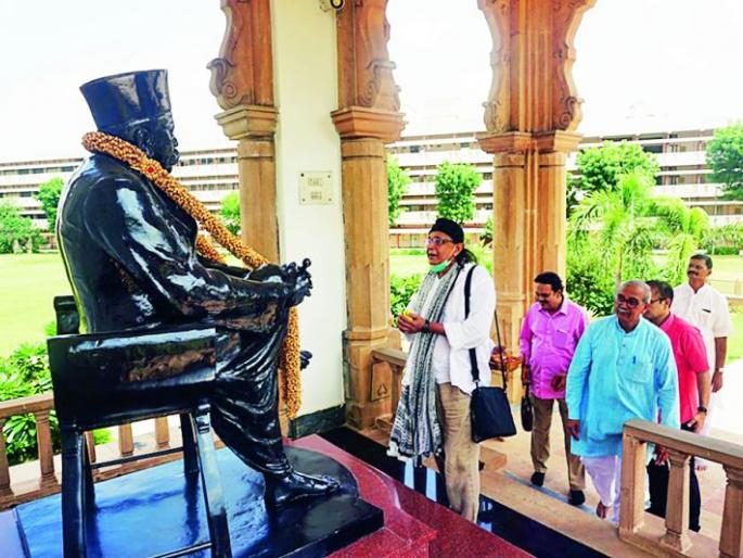 Mithun Chakraborty visits RSS chief | मिथून चक्रवर्ती यांनी घेतली सरसंघचालकांची भेट Mithun Chakraborty visits RSS chief | मिथून चक्रवर्ती यांनी घेतली सरसंघचालकांची भेट