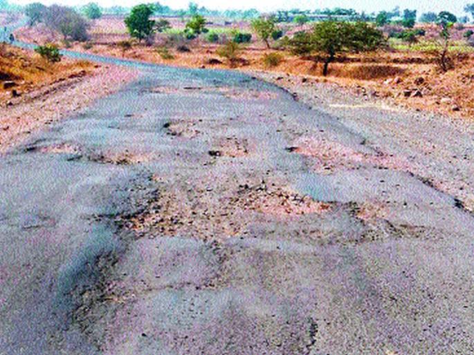 Road worn potholes, truck driver suffers | रस्त्यावर जागोजागी खड्डे, वाहनचालक त्रस्त Road worn potholes, truck driver suffers | रस्त्यावर जागोजागी खड्डे, वाहनचालक त्रस्त