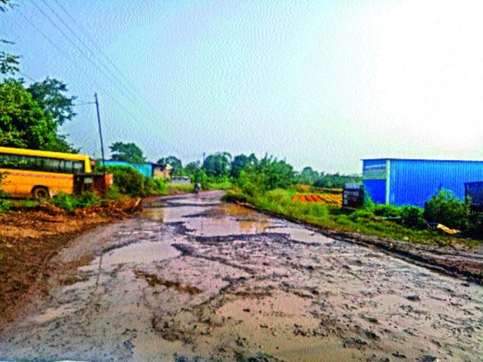 Roadblocks due to rain, the inconvenience of the citizens | पावसामुळे रस्त्यांची चाळण, नागरिकांची गैरसोय Roadblocks due to rain, the inconvenience of the citizens | पावसामुळे रस्त्यांची चाळण, नागरिकांची गैरसोय