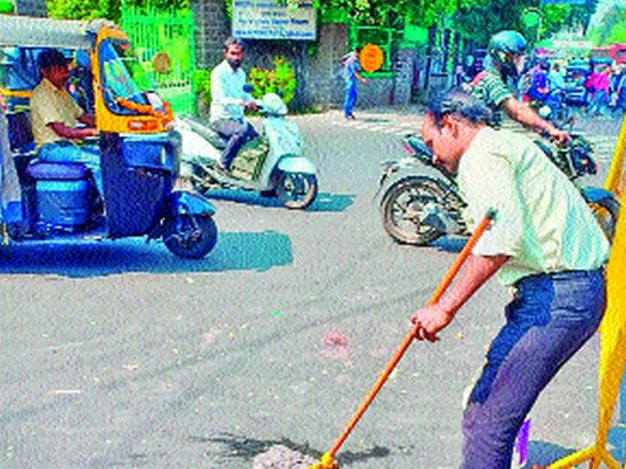 The spies on the street recovering from the penalty | रस्त्यावर थुंकणाऱ्यांकडून दंड वसूल The spies on the street recovering from the penalty | रस्त्यावर थुंकणाऱ्यांकडून दंड वसूल
