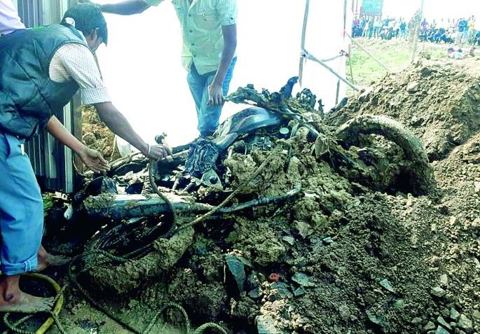 Terminated young man for having sex Events in the sub-continent | अनैतिक संबंधांतून दृश्यम स्टाईल हत्या; मृतदेहासह बाईक पुरली १० फूट खड्ड्यात