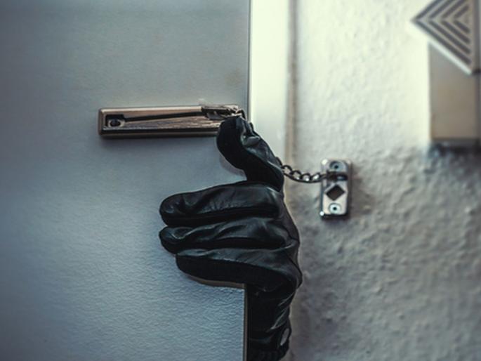 theft arrested for stealing gold chain from senior citizen's house | ज्येष्ठ नागरिकाच्या घरातून सोनसाखळी चोरणाऱ्या रंगाऱ्यास अटक theft arrested for stealing gold chain from senior citizen's house | ज्येष्ठ नागरिकाच्या घरातून सोनसाखळी चोरणाऱ्या रंगाऱ्यास अटक