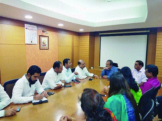 A delegation of corporators took the CIDCO officers | नगरसेवकांच्या शिष्टमंडळाने घेतली सिडको अधिकाऱ्यांची भेट A delegation of corporators took the CIDCO officers | नगरसेवकांच्या शिष्टमंडळाने घेतली सिडको अधिकाऱ्यांची भेट