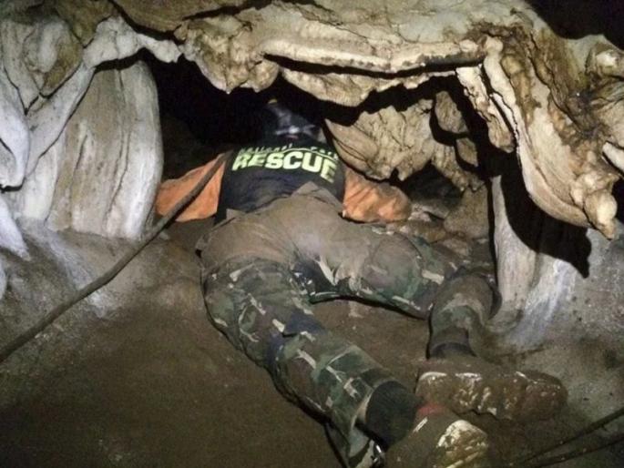 'They' have 13 people, 90 commandos and 432 hours of fever ... 'inside thing' of Thailand's rescue operation | 'ते' 13 जण, 90 कमांडो अन् 432 तासांचा थरार... थायलंडमधील 'रेस्क्यू ऑपरेशन'ची 'अंदर की बात' 'They' have 13 people, 90 commandos and 432 hours of fever ... 'inside thing' of Thailand's rescue operation | 'ते' 13 जण, 90 कमांडो अन् 432 तासांचा थरार... थायलंडमधील 'रेस्क्यू ऑपरेशन'ची 'अंदर की बात'