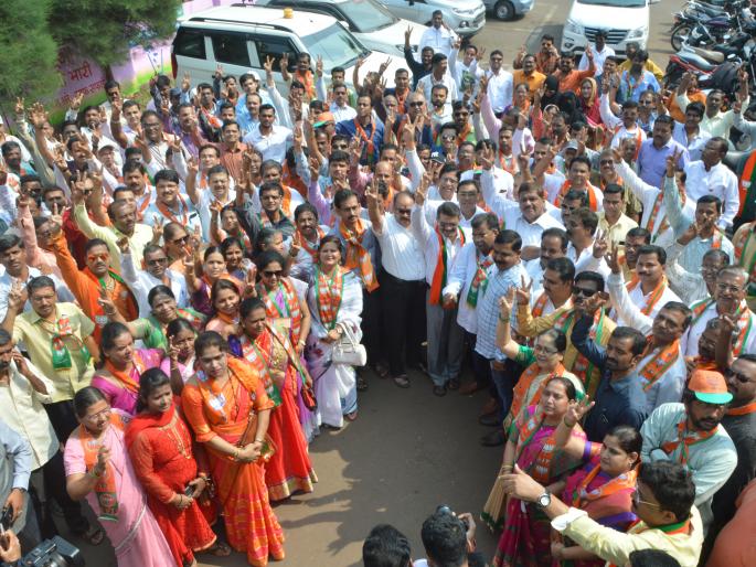 Ratnagiri has nominated 4 candidates for the post of President | रत्नागिरी नगराध्यक्षपदासाठी एकूण ५ उमेदवारी अर्ज Ratnagiri has nominated 4 candidates for the post of President | रत्नागिरी नगराध्यक्षपदासाठी एकूण ५ उमेदवारी अर्ज