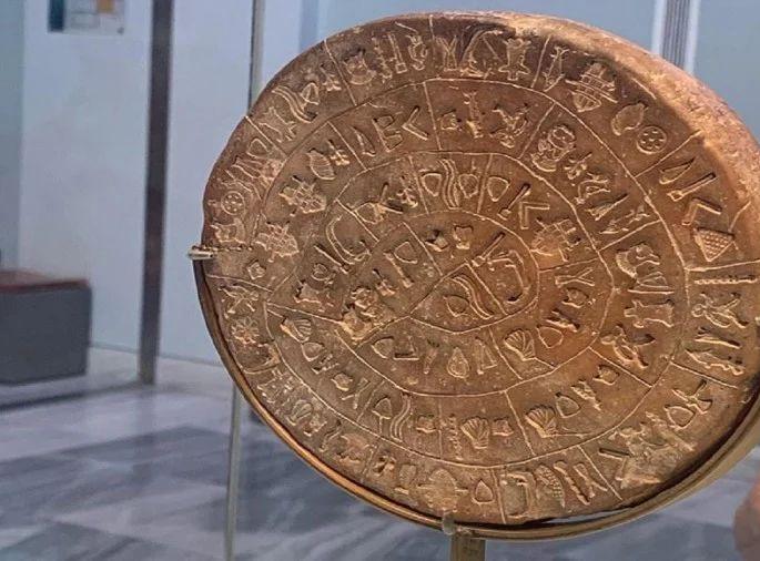 Mysterious phaistos disc minoan palace of phaistos on the island of create myb | खोदकामात सापडलं होतं 4000 वर्ष जुन अनोखं चक्र, आजही त्याच्या रहस्याहून उठला नाही पडदा!