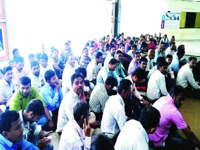  225 Professor-employees' agitation | २२५ प्राध्यापक-कर्मचा-यांचे आंदोलन