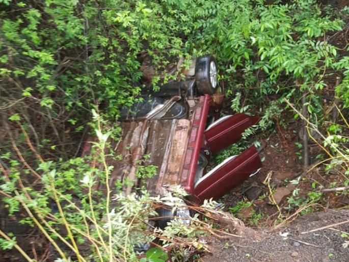 An old man from Sangli died in a car accident at Kumbharli Ghat | कुंभार्ली घाटात दाट धुक्यात गाय आडवी आली, कार दरीत कोसळली; सांगलीतील वृद्धाचा मृत्यू An old man from Sangli died in a car accident at Kumbharli Ghat | कुंभार्ली घाटात दाट धुक्यात गाय आडवी आली, कार दरीत कोसळली; सांगलीतील वृद्धाचा मृत्यू