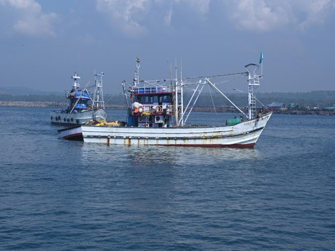 Two boats from Goa were caught in Ratnagiri, The boat is under the custody of Fisheries Department | गोव्यातील दोन नौका रत्नागिरीत पकडल्या, नौका मत्स्य विभागाच्या ताब्यात  Two boats from Goa were caught in Ratnagiri, The boat is under the custody of Fisheries Department | गोव्यातील दोन नौका रत्नागिरीत पकडल्या, नौका मत्स्य विभागाच्या ताब्यात