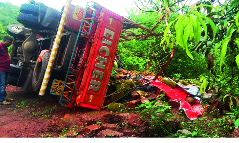 Junket's tempo changed and two of Nandgaon killed | फणसाचा टेम्पो उलटून नांदगावातील दोघे ठार Junket's tempo changed and two of Nandgaon killed | फणसाचा टेम्पो उलटून नांदगावातील दोघे ठार