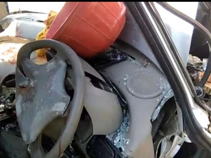 Indica car hit bus on Mumbai-Goa highway, one died and four others injured | मुंबई-गोवा महामार्गावर इंडिकाची आरामबसला धडक, एकाचा मृत्यू, चार जण जखमी