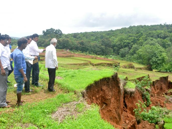 Ratnagiri: Survey of Survey of Survivors of Mines | रत्नागिरी :मिरजोळेतील ज मीन खचण्याच्या जागेचा सर्व्हे करण्याच्या सूचना- जिल्हाधिकारी यांच्याकडून पाहणी