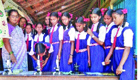 A teacher has started the entire laboratory for the whole district - teacher day special | एका अध्यापिकेनेच स्वखर्चातून उभारली संपूर्ण जिल्ह्यासाठी फिरती प्रयोगशाळा--शिक्षक दिन विशेष A teacher has started the entire laboratory for the whole district - teacher day special | एका अध्यापिकेनेच स्वखर्चातून उभारली संपूर्ण जिल्ह्यासाठी फिरती प्रयोगशाळा--शिक्षक दिन विशेष