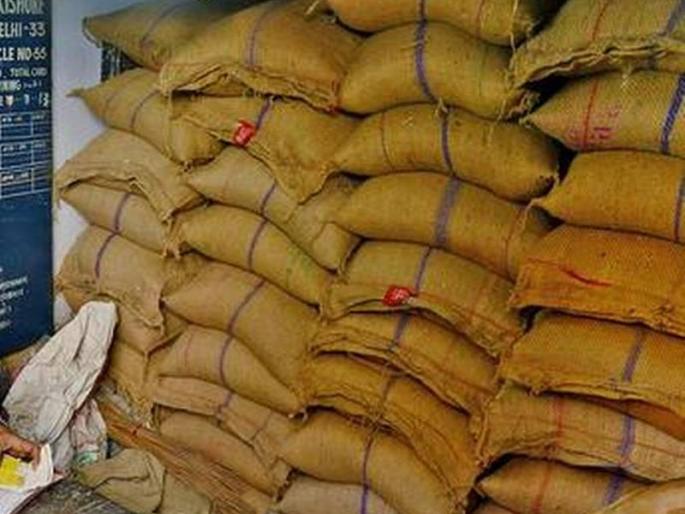 Sale of ration grains on the black market; Racket activated! | रेशनच्या धान्याची काळ्या बाजारात विक्री; रॅकेट सक्रीय! Sale of ration grains on the black market; Racket activated! | रेशनच्या धान्याची काळ्या बाजारात विक्री; रॅकेट सक्रीय!