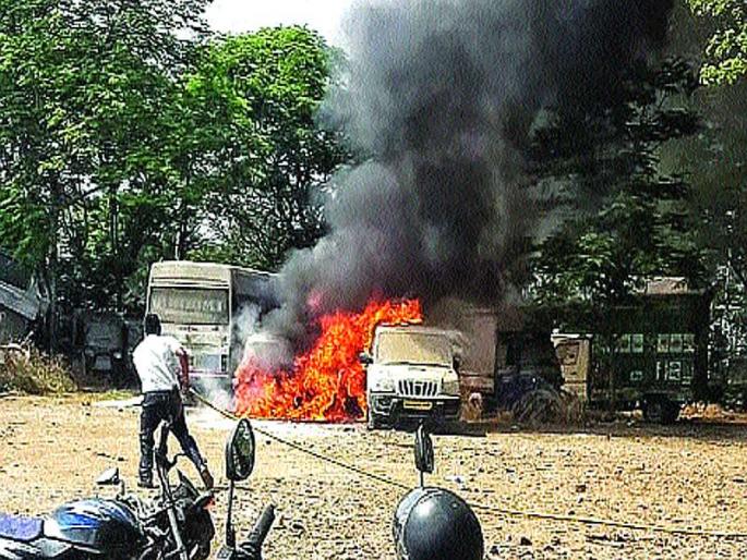 Car burned in RTO vehicle | आरटीओ वाहनतळातील कार जळून खाक Car burned in RTO vehicle | आरटीओ वाहनतळातील कार जळून खाक