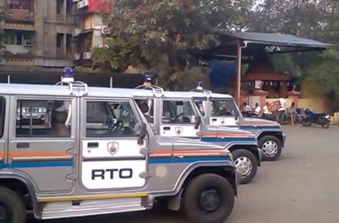 Notice of validity of vehicle documents only on site; The penalty process continues | वाहन कागदपत्रे वैधतेची सूचना केवळ साईटवरच; दंडाची प्रक्रिया सुरूच Notice of validity of vehicle documents only on site; The penalty process continues | वाहन कागदपत्रे वैधतेची सूचना केवळ साईटवरच; दंडाची प्रक्रिया सुरूच