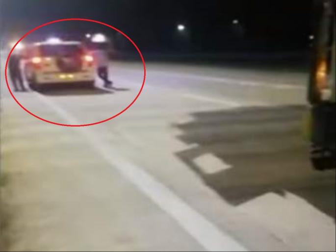 As soon as the accident happened, the RTO officials ran away, threw the license in the truck and got stuck | अपघात होताच आरटीओ अधिकाऱ्यांनी पळ काढला, ट्रकमध्ये लायसन्स फेकले अन् अडकले As soon as the accident happened, the RTO officials ran away, threw the license in the truck and got stuck | अपघात होताच आरटीओ अधिकाऱ्यांनी पळ काढला, ट्रकमध्ये लायसन्स फेकले अन् अडकले