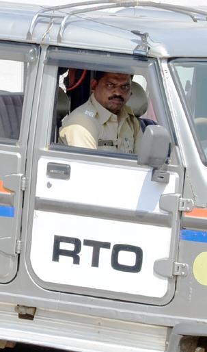 Used to ride a seat belt; The memo of the RTO jeep driver in Solapur | सीटबेल्ट न लावता गाडी चालविली; सोलापुरातील आरटीओच्या जीप चालकास मेमो Used to ride a seat belt; The memo of the RTO jeep driver in Solapur | सीटबेल्ट न लावता गाडी चालविली; सोलापुरातील आरटीओच्या जीप चालकास मेमो
