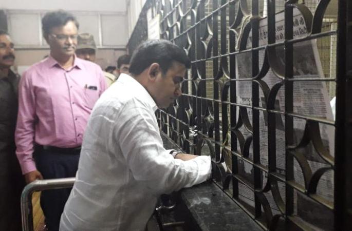 RTO: And the State Minister stand into queues | आरटीओ : अन् राज्यमंत्री फुके लागले रांगेत 